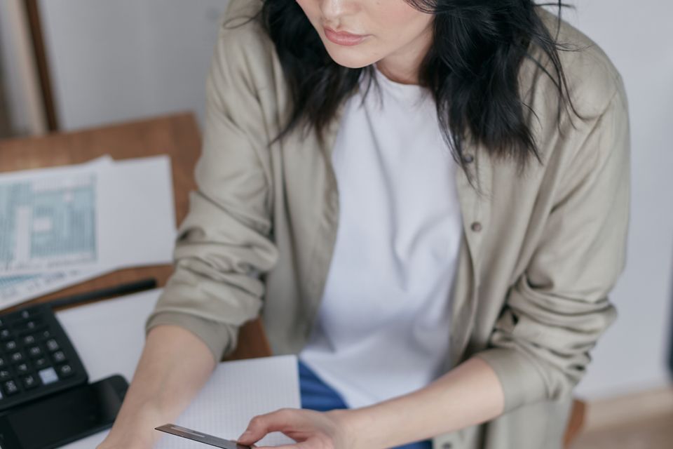Sprawdzanie dokumentów finansowych online przy biurku