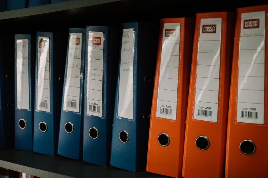 Rzędy segregatorów z dokumentami na półce w archiwum