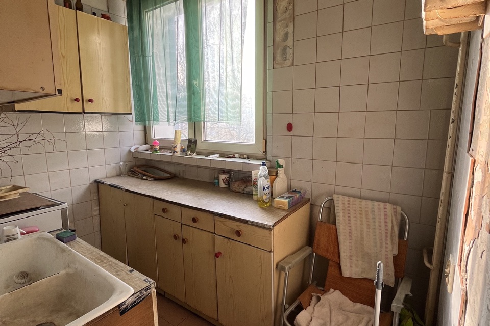 Kuchnia w mieszkaniu w bloku z wielkiej płyty, Łódź, Dąbrowa